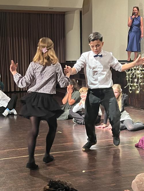 Dancing Classroom im Schulhaus Birch: Die Fünftklässler:innen entdecken Mut, Rhythmus und Gemeinschaft