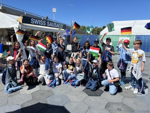 Fankurve statt Klassenzimmer: Die 4. Klasse berichtet vom Eishockey-WM-Erlebnis Deutschland vs. Ungarn